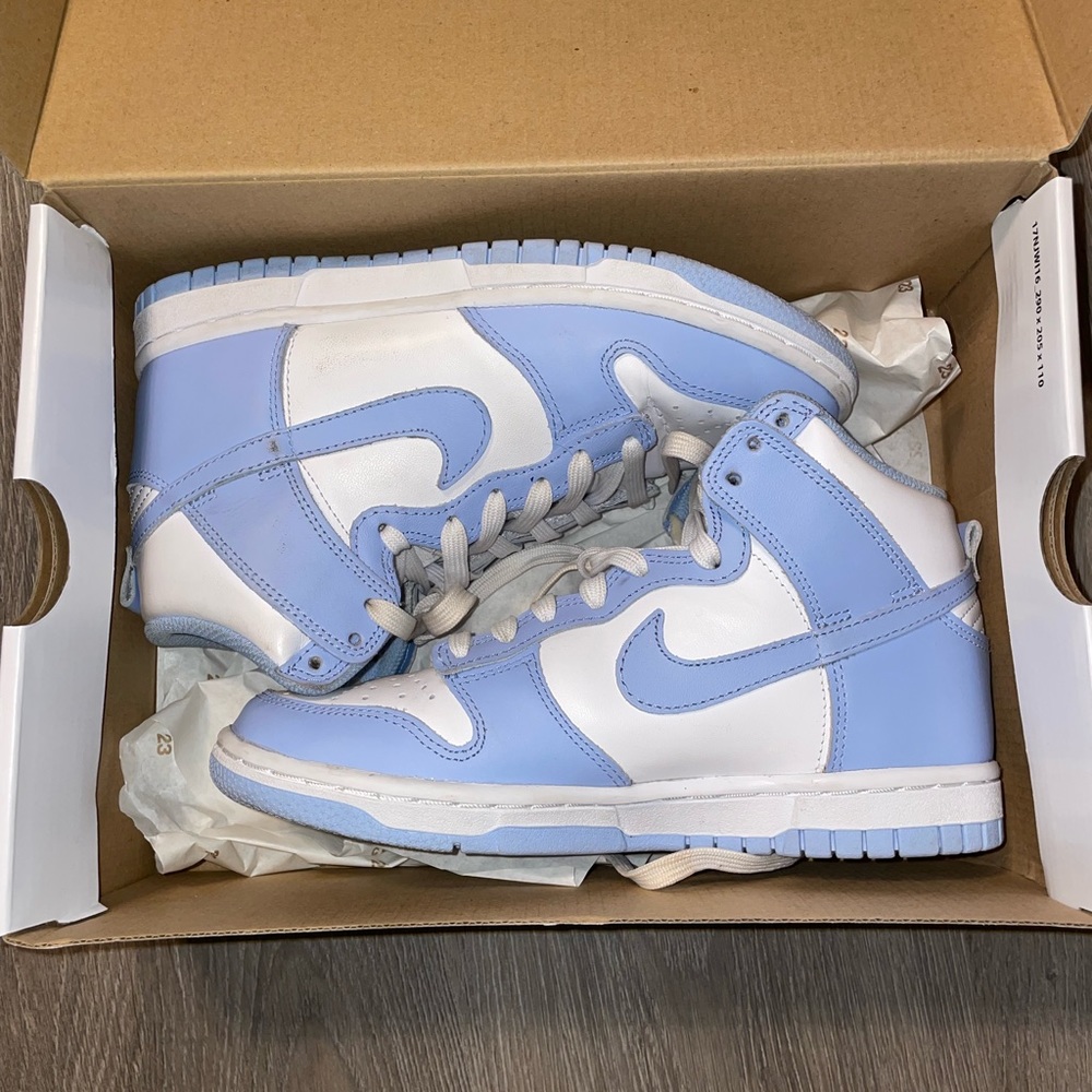 Woman’s Air Jordan 1 mid